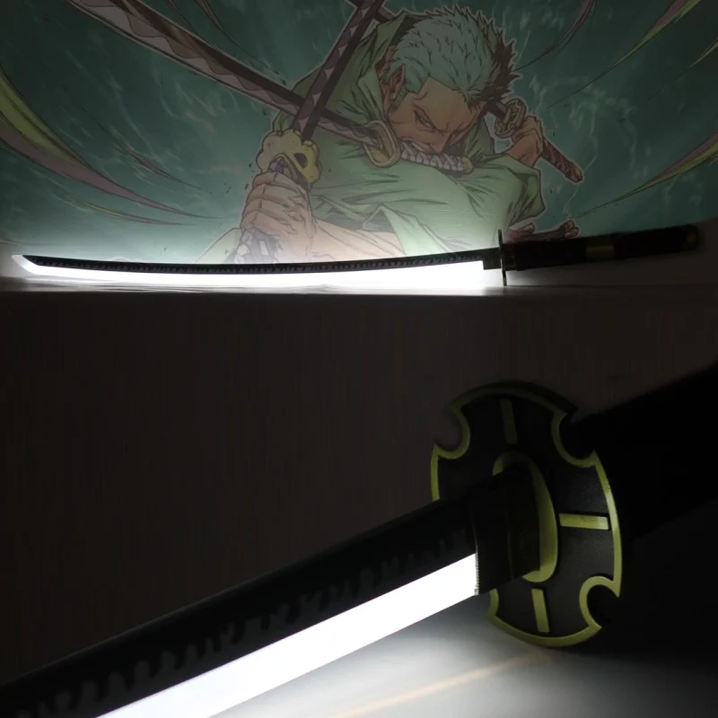 Lame LED du Sandai Kitetsu éclairée devant une affiche de Zoro